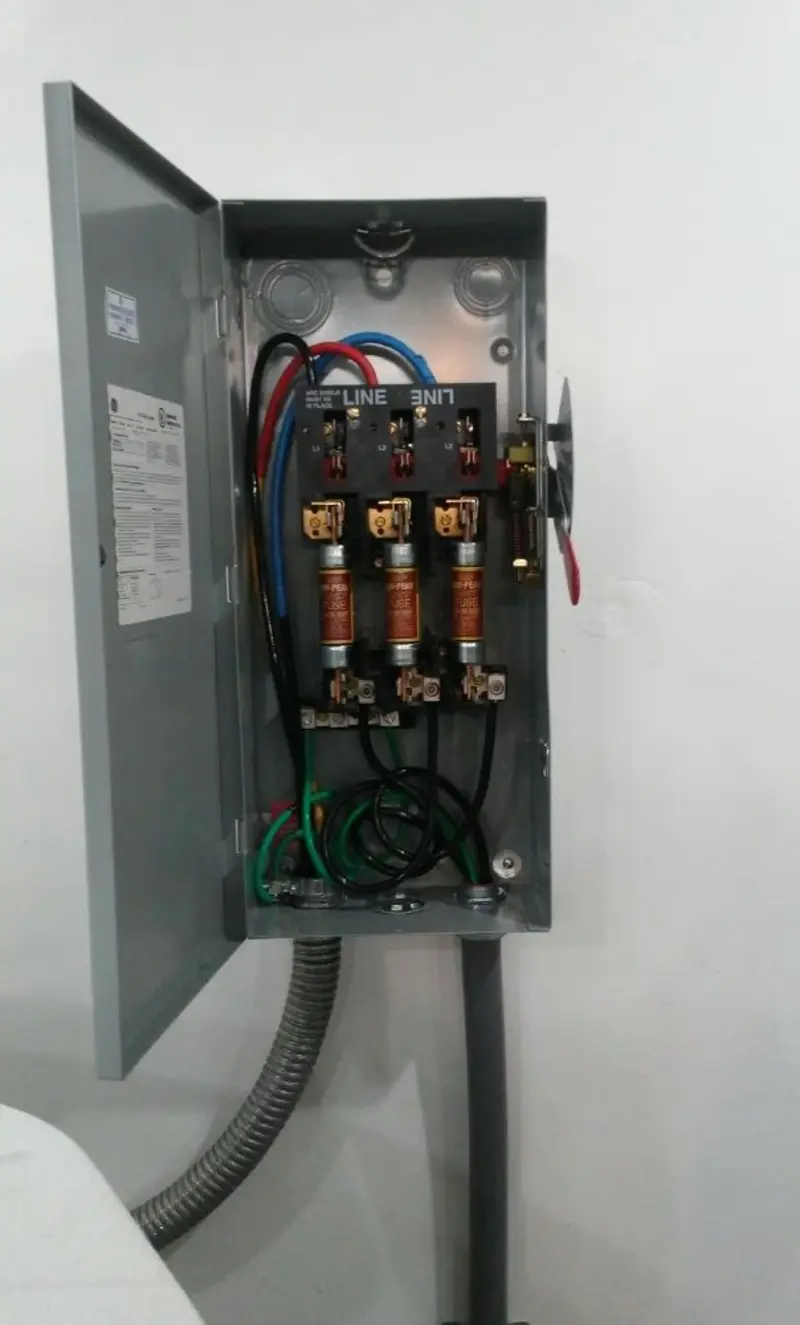 Three-phase disconnect switch installed for Smoke Detector Installation in Smithville